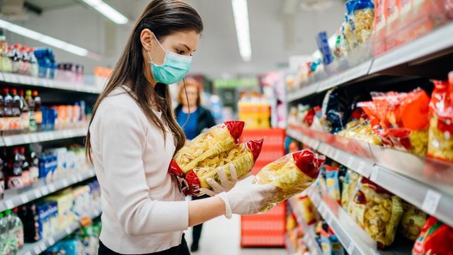 5 Cara Aman Belanja Bahan Makanan, Perlukah Pakai Sarung Tangan?