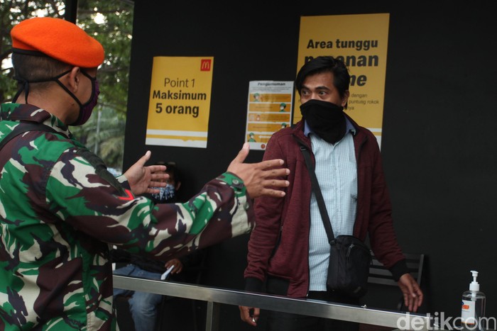 Kebijakan new normal yang diambil pemerintah akan dikawal ketat satuan TNI-Polri untuk mencegah kerumunan.