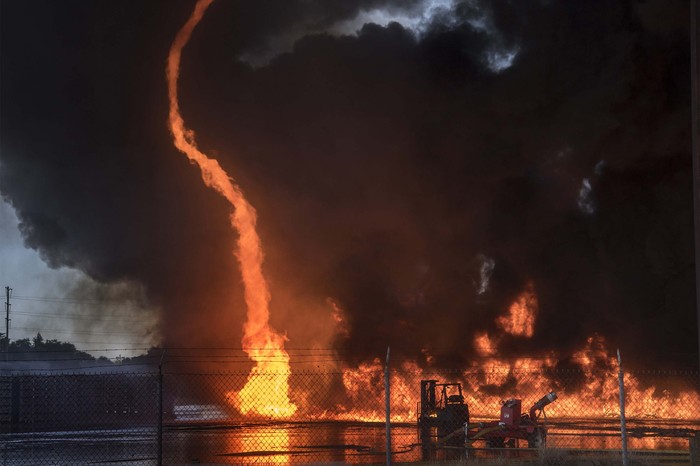 Kebakaran di Pabrik Tomat, Ribuan Palet Plastik Ludes Terbakar A plastic pallet fire rages at a tomato processing plant in Stockton, Calif., on Tuesday, May 26, 2020. Stockton Fire said on social media that roughly 1.5 acres of plastic pallets were burning Tuesday and drivers are asked to avoid the area. No one has been injured although one firefighter was taken to a hospital with heat exhaustion. (Clifford Oto/The Stockton Record via AP)