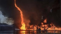 Api berkobar di pabrik pengolahan tomat di Stockton, California.