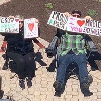 Bob selalu muncul sambil membawa tulisan-tulisan beragam yang memperlihatkan dukungan dan rasa cintanya untuk sang istri. Seperti tulisan papa bangga, kamu cantik, aku mencintaimu, keajaiban di mana-mana, dan lainnya.  Foto: Facebook Bob Conlin