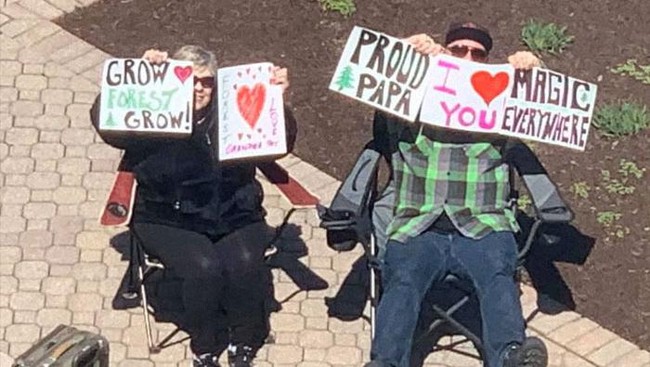 Bob selalu muncul sambil membawa tulisan-tulisan beragam yang memperlihatkan dukungan dan rasa cintanya untuk sang istri. Seperti tulisan papa bangga, kamu cantik, aku mencintaimu, keajaiban di mana-mana, dan lainnya.  Foto: Facebook Bob Conlin