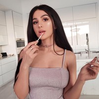 Lia adalah seorang YouTuber Amerika kelahiran Inggris keturunan Yunani dan Turki. Terkenal sebagai selebgram, Lia membuat berbagai konten mulai dari video gaming, vlog, tantangan, memasak, reaksi, dan lain-lain. Lia sering jadi perbincangan karena kontroversinya, termasuk tuduhan pura-pura main game. Foto: Instagram @sssniperwolf