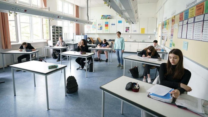 Akibat pandemi COVID-19 seluruh sekolah ditutup dan siswa harus belajar di rumah. Berikut kebijakan deretan negara tentang kapan sekolah akan dibuka kembali.