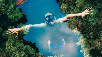 Atau yang ini, raksasa yang asyik berenang di danau di tengah hutan. Unik kan? Foto: Instagram @art.side