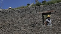 Tampak para pekerja tengah beraktivitas di situs Pompeii.