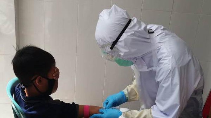 Seorang warga di Temanggung mengikuti rapid test, Rabu (27/5/2020)