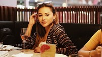 Momen kulinernya itu sering dilakukan saat ia liburan. Seperti pada foto ini, ketika ia berlibur ke Malaysia ia mengunjungi sebuah restoran mewah. Foto: Instagram @aurelie.hermansyah