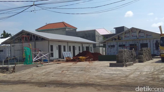 Pembangunan RS COVID-19 di Lamongan terus dikebut. Saat ini, pembangunan rumah sakit bantuan dari pemerintah pusat itu sudah mencapai 95 persen.
