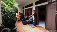 Petugas PPSU menyemprotkan disinfektan di salah satu rumah warga guna mencegah penyebaran virus Corona.