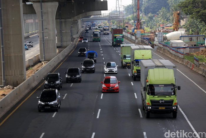 H+3 lebaran, arus lalu lintas Tol Jakarta-Cikampek terpantau ramai lancar, Rabu (27/5/2020). Kendaraan niaga paling mendominasi.