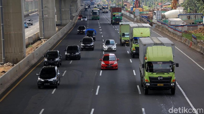 H+3 Lebaran, Tol Japek Ramai Lancar H+3 lebaran, arus lalu lintas Tol Jakarta-Cikampek terpantau ramai lancar, Rabu (27/5/2020). Kendaraan niaga paling mendominasi.