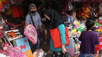 Ramainya warga yang datang membuat anjuran social distancing atau jarak sosial tak tampak di lokasi.