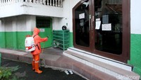 Kegiatan penyemprotan disinfektan ini diketahui rutin dilakukan setiap pagi oleh petugas PPSU.