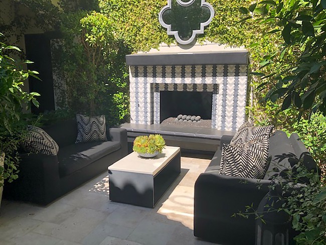 Rumah ini sarat dengan cerita Hollywood karena pernah dimiliki dan ditempati oleh mantan istri selebriti terkenal. Dia membelinya ketika menceraikan sang istri. Rumah ini lalu dijual kepada bintang pop muda ternama dan masih terkenal sampai sekarang, ungkap Tomer. Foto: Dok. The Society Group/People