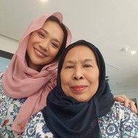 Ibunda Ashraf Sinclair, mertua BCL, Khadijah A Rahman-Sinclair juga mengenakan hijab dari menantunya tersebut. Khadijah yang menghabiskan Lebaran 2020 di Jakarta, membagikan foto saat berdampingan dengan BCL.  Alhamdulillah, Alm Ashraf always wanted us all to be happy. Happiness strengthens the bond between mother and daughter. He is happy to see this happening between us. Aamiin, tulis @dida_sinclair pada Minggu (24/5/2020). Foto: Dok. Instagram @dida_sinclair.