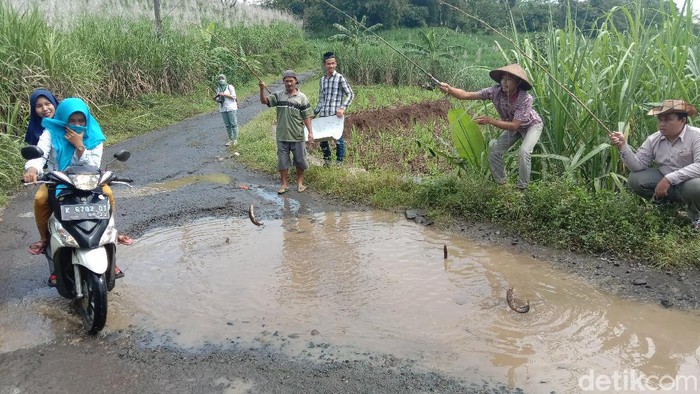 Warga di Desa Kudus ini protes jalan rusak dengan memancing lele