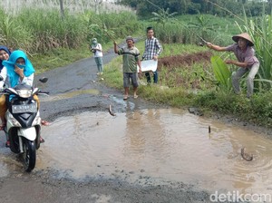 Ketika Warga Kudus Ramai-ramai Mancing di Kubangan Jalan Rusak