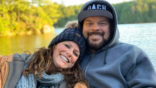 Banyak netizen yang memuji aksi Bob yang dinilai sangat manis dan mengundang haru. Pria yang benar-benar mencintai istri dan bayinya, komentar salah satu netizen. Foto: Facebook Bob Conlin