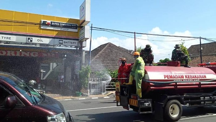 Penyemprotan disinfektan di Kota Magelang.