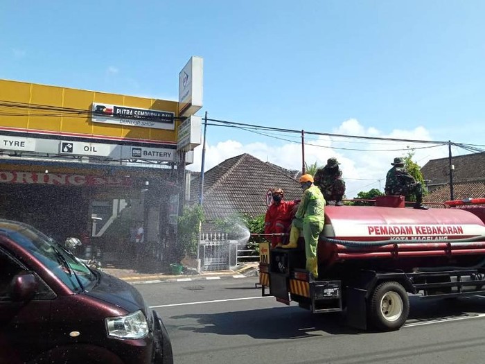 Penyemprotan disinfektan di Kota Magelang.