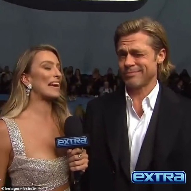 Saat itu menjadi momen yang sama saat Brad Pitt reuni dengan mantan istrinya Jennifer Aniston. Namun sebelum pertemuan mesra mereka, Brad Pitt sempat mengedipkan mata untuk Renee saat sesi wawancara. Dari situlah kabarnya hubungan keduany berlanjut.  Foto: dok. Extra