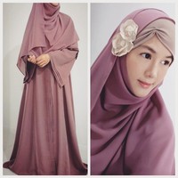 Menjadi mualaf dan kerap berbagi kisah inspirarif, Aliza sering ditunjuk sebagai pembicara. Alhamdulillaah Allah SWT memberkati saya dengan pekerjaan sebagai pembicara yang inspiratif, pembawa acara untuk video Islam dan sekarang juga memiliki bisnis untuk membantu entreprenuer muslim lainnya, ujarnya. Foto: instagram @alizakim