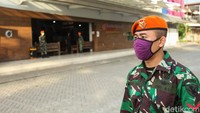 Seorang anggota TNI berjaga di area restoran di Bekasi, Jawa Barat, Rabu (27/5/2020). Hal tersebut untuk menjaga kerumunan warga.