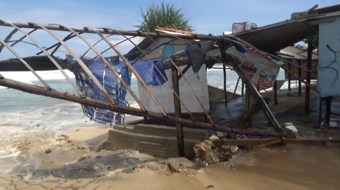 Bangunan semi permanen di pantai Gunungkidul yang rusak akibat hantaman ombak, Rabu (27/5/2020).