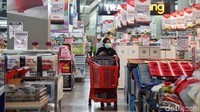 Meski begitu, supermarket serta apotek tetap diizinkan untuk beroperasi guna memenuhi kebutuhan masyarakat di kala pandemi.
