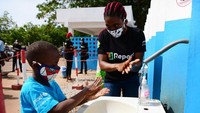 Segera setelah adanya kasus positif Corona pertama di Afrika, Pantai Gading langsung meluncurkan kampanye untuk meningkatkan kesadaran akan virus Corona. Salah satunya caranya yakni dengan mencuci tangan dengan sabun.