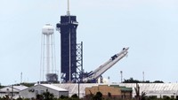 SpaceX Falcon 9, dengan pesawat ruang angkasa Crew Dragon saat dinaikkan ke Launch Pad 39-A Selasa, 26 Mei 2020.