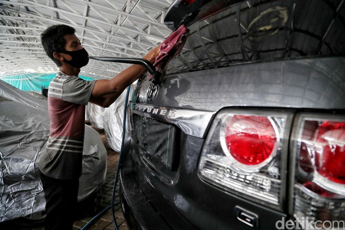 Tak sedikit warga yang harus mengencangkan ikat pinggang agar dapat bertahan di tengah pandemi COVID-19. Mobil pun digadai guna penuhi kebutuhan sehari-hari.