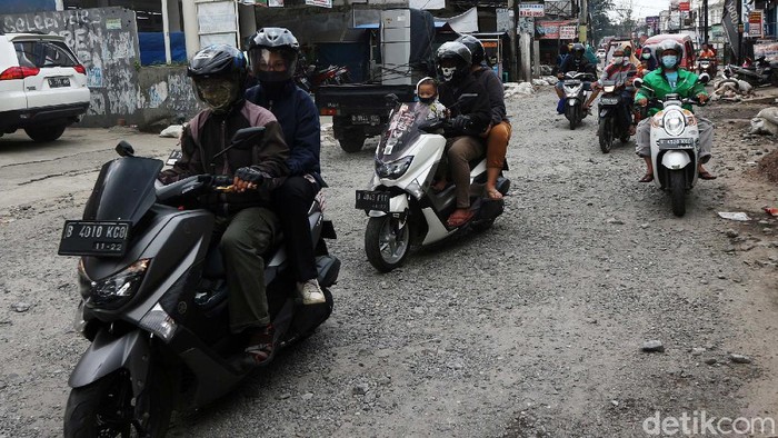 Waduh! Jalan Bintara Raya Rusak Banget Warga mintasi jalan rusak di Jalan Bintara Raya, Bekasi Barat, Kota Bekasi, Jawa Barat, Rabu (27/5/2020). Jalan ini sudah lama rusak namun tak kunjungi diperbaiki.