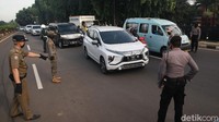 Kendaraan yang melanggar aturan PSBB akan dihentikan.