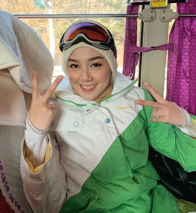 Hijabers yang juga merupakan instruktur zumba ini pun menambahkan bahwa keadaan giginya yang tak sempurna itu membuat teman-temannya sampai membuat kelompok Club Anti Nurin. Meskipun kerap mendapatkan bully-an dan hinaan, Nurin mengaku tak dendam dan memanfaatkan perubahan hidupnya ini untuk menginspirasi wanita lain. Foto: Twitter