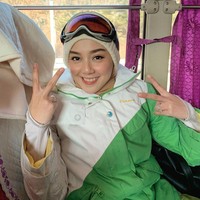 Hijabers yang juga merupakan instruktur zumba ini pun menambahkan bahwa keadaan giginya yang tak sempurna itu membuat teman-temannya sampai membuat kelompok Club Anti Nurin. Meskipun kerap mendapatkan bully-an dan hinaan, Nurin mengaku tak dendam dan memanfaatkan perubahan hidupnya ini untuk menginspirasi wanita lain. Foto: Twitter