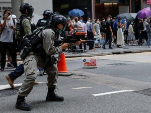 Polisi Hong Kong Tembakkan Merica ke Demonstran RUU Lagu Kebangsaan China