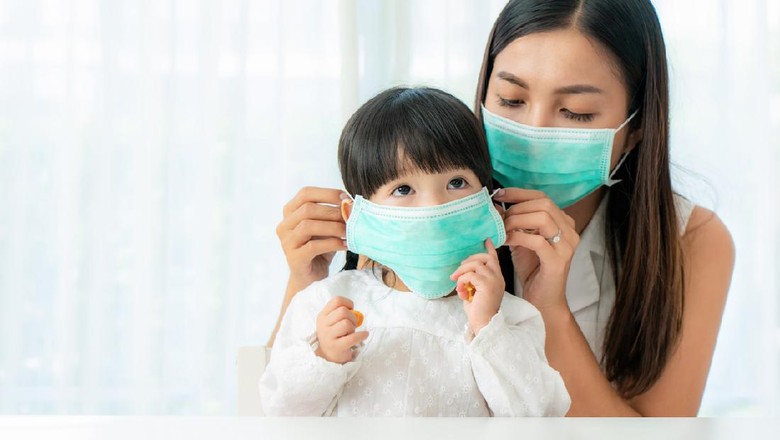 Ilustrasi anak di pandemi corona Stay at home quarantine coronavirus pandemic prevention.Mother and daughter in protective medical masks standing near on window and looks out window.