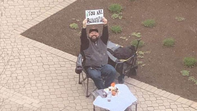 Shona yang tengah hamil 29 minggu terpaksa harus dirawat di rumah sakit karena komplikasi yang dideritanya. Dia menghabiskan beberapa minggu di salah satu rumah sakit di Chicago sambil menunggu kelahiran putra pertamanya. Foto: Facebook Bob Conlin