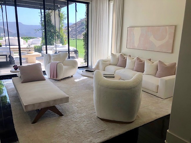 Penjualan tersebut terungkap setelah Tomer Fridman, agen properti langganan keluarga Kardashian, mempromosikan sebuah rumah di episode Real Talk IGTV. (Foto: Dok. The Society Group/People)