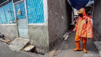 Petugas menyemprotkan disinfektan ke berbagai sudut jalan yang berada di kawasan tersebut.