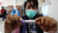 Pewarta menunjukkan sampel darah yang diambil oleh tim medis untuk Rapid Test COVID-19.