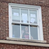 Sebelumnya, Bob dan Shona hanya berkomunikasi melalui panggilan video, namun hal itu dirasa tidak cukup. Akhirnya Bob memutuskan untuk selalu mengunjungi istrinya dari luar jendela untuk memberikan dukungan dan kekuatan bagi Shona. Foto: Facebook Bob Conlin