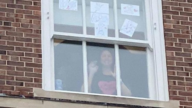 Sebelumnya, Bob dan Shona hanya berkomunikasi melalui panggilan video, namun hal itu dirasa tidak cukup. Akhirnya Bob memutuskan untuk selalu mengunjungi istrinya dari luar jendela untuk memberikan dukungan dan kekuatan bagi Shona. Foto: Facebook Bob Conlin