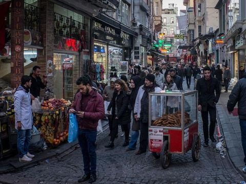 Seorang pria menjual roti bagel di jalanan Eminonu, Istanbul, Turki.