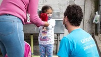 Venezuela kini tengah berjibaku melawan Corona. Krisis belum lama ini membuat langkanya bahan bakar dan sistem air nasional yang lumpuh membuat sejumlah rumah kini tanpa sanitasi air. Untuk membantu mencegah penyebaran COVID-19, UNICEF membantu memperbaiki dan memasang fasilitas cuci tangan di pusat-pusat kesehatan, serta menyediakan pasokan penting kebersihan dan perlindungan ke lebih dari 65 fasilitas perawatan kesehatan dan lebih dari 500.000 orang.