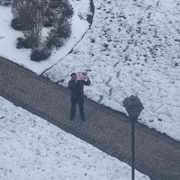 Walaupun pandemi Corona telah menghalangi Bob untuk menemui istrinya secara langsung, namun dia tidak kehabisan akal. Bob tetap memperlihatkan dukungan bagi Shona dengan membuat kencan dari luar jendela kamar rumah sakit tempat Shona dirawat. Foto: Facebook Bob Conlin