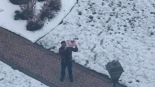 Walaupun pandemi Corona telah menghalangi Bob untuk menemui istrinya secara langsung, namun dia tidak kehabisan akal. Bob tetap memperlihatkan dukungan bagi Shona dengan membuat kencan dari luar jendela kamar rumah sakit tempat Shona dirawat. Foto: Facebook Bob Conlin