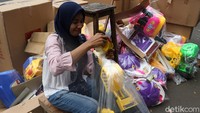 Pada H+3 Lebaran, warga ramai belanja mainan di pasar ini.
